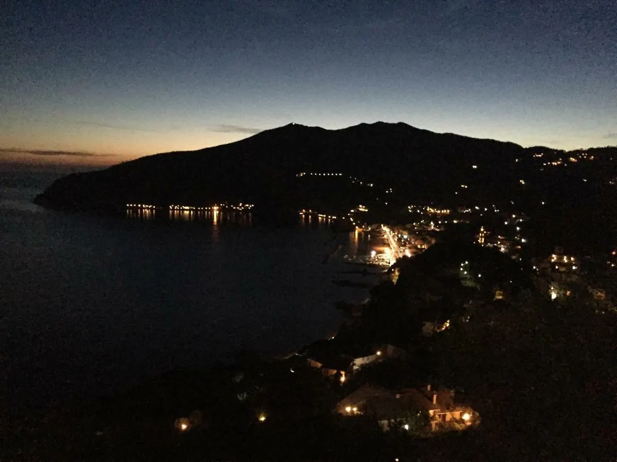 CASA VACANZE MONEGLIA 2 CAMERE con TERRAZZA nel VERDE 0*,  Italia